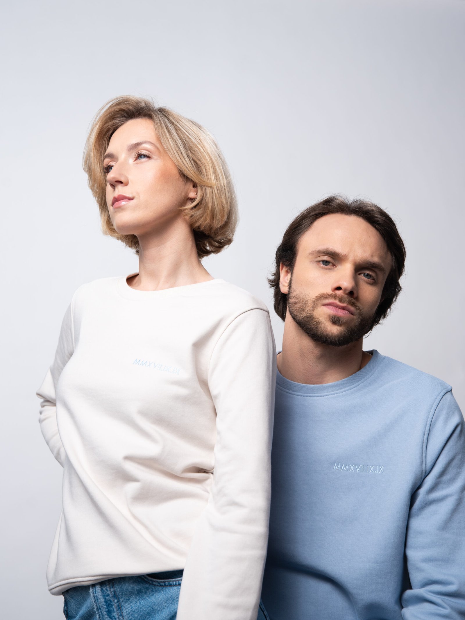 Moteriškas džemperis su data romėniškais skaitmenimis